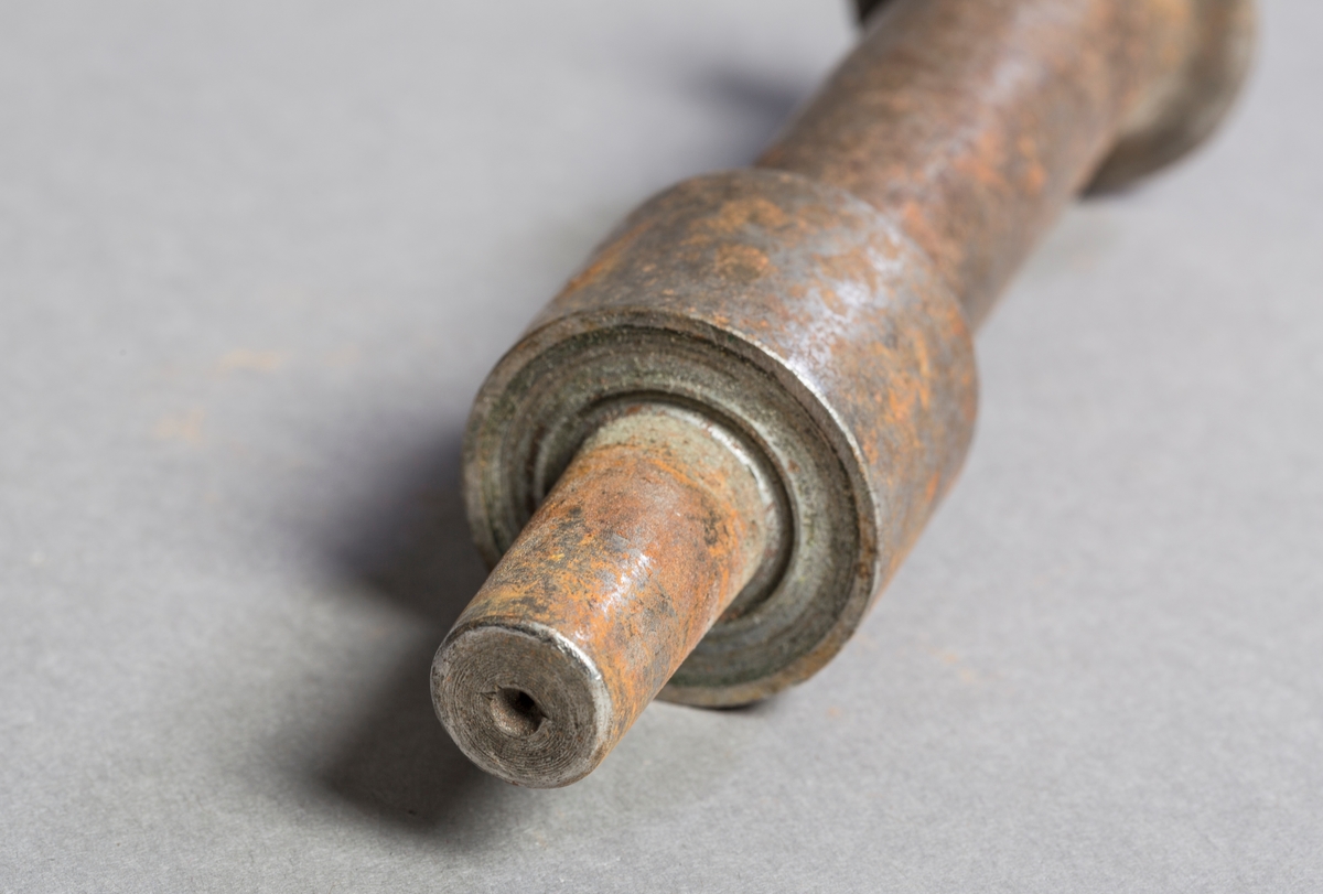 Dreiet dor med hode og fortykning på midten. Hodet sprukket.