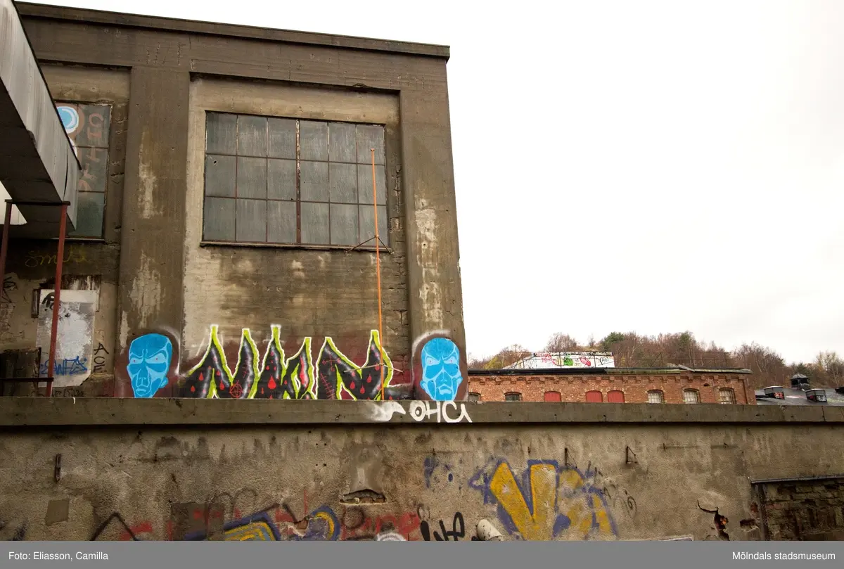 Graffiti på pappersbruket Papyrus fabriksområde i Forsåker, Mölndal, den 4/11 2014. Fotodokumentationen gjordes under perioden mellan pappersbrukets avveckling och områdets nyexploatering. Området var under denna tid populärt bland ungdomar som ville uttrycka sig konstnärligt med graffiti.