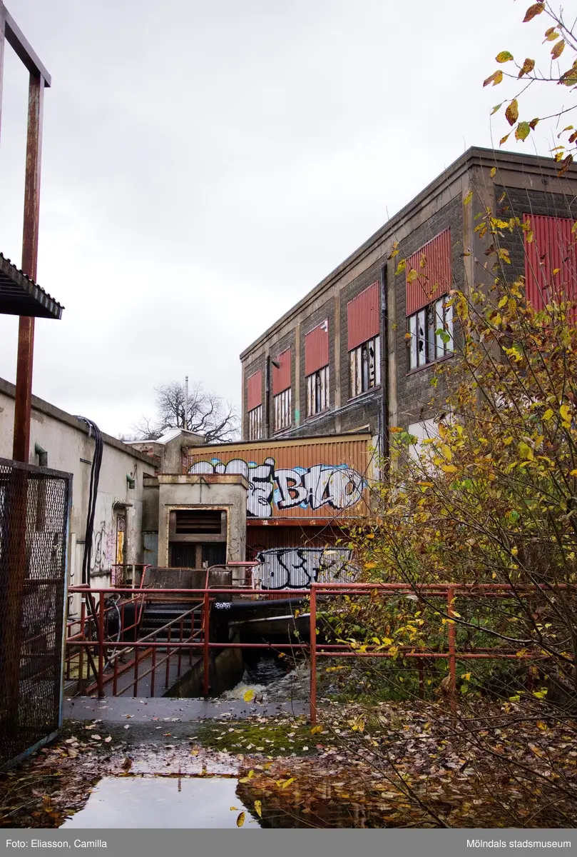 Graffiti på pappersbruket Papyrus fabriksområde i Forsåker, Mölndal, den 4/11 2014. Fotodokumentationen gjordes under perioden mellan pappersbrukets avveckling och områdets nyexploatering. Området var under denna tid populärt bland ungdomar som ville uttrycka sig konstnärligt med graffiti.