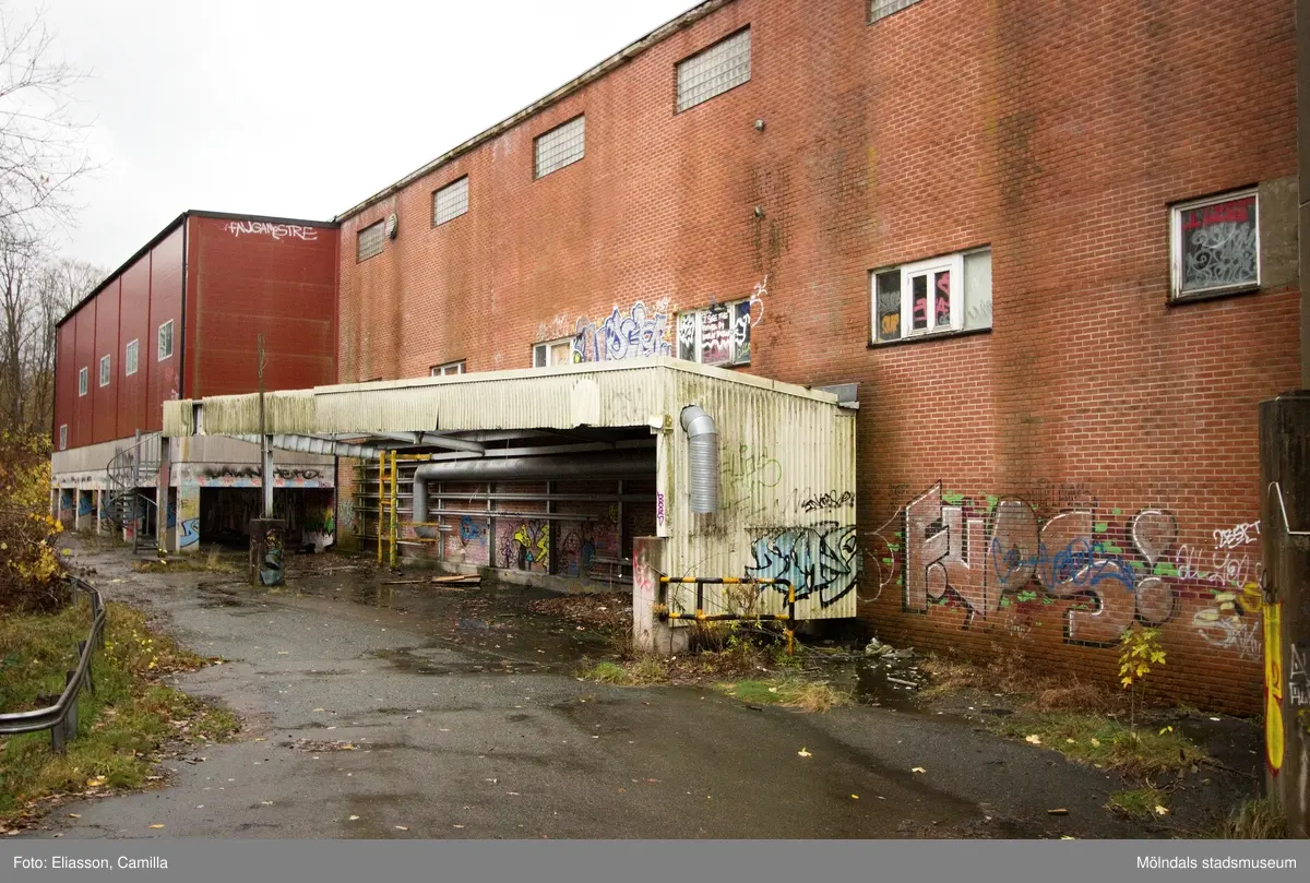 Graffiti på pappersbruket Papyrus fabriksområde i Forsåker, Mölndal, den 4/11 2014. Fotodokumentationen gjordes under perioden mellan pappersbrukets avveckling och områdets nyexploatering. Området var under denna tid populärt bland ungdomar som ville uttrycka sig konstnärligt med graffiti.