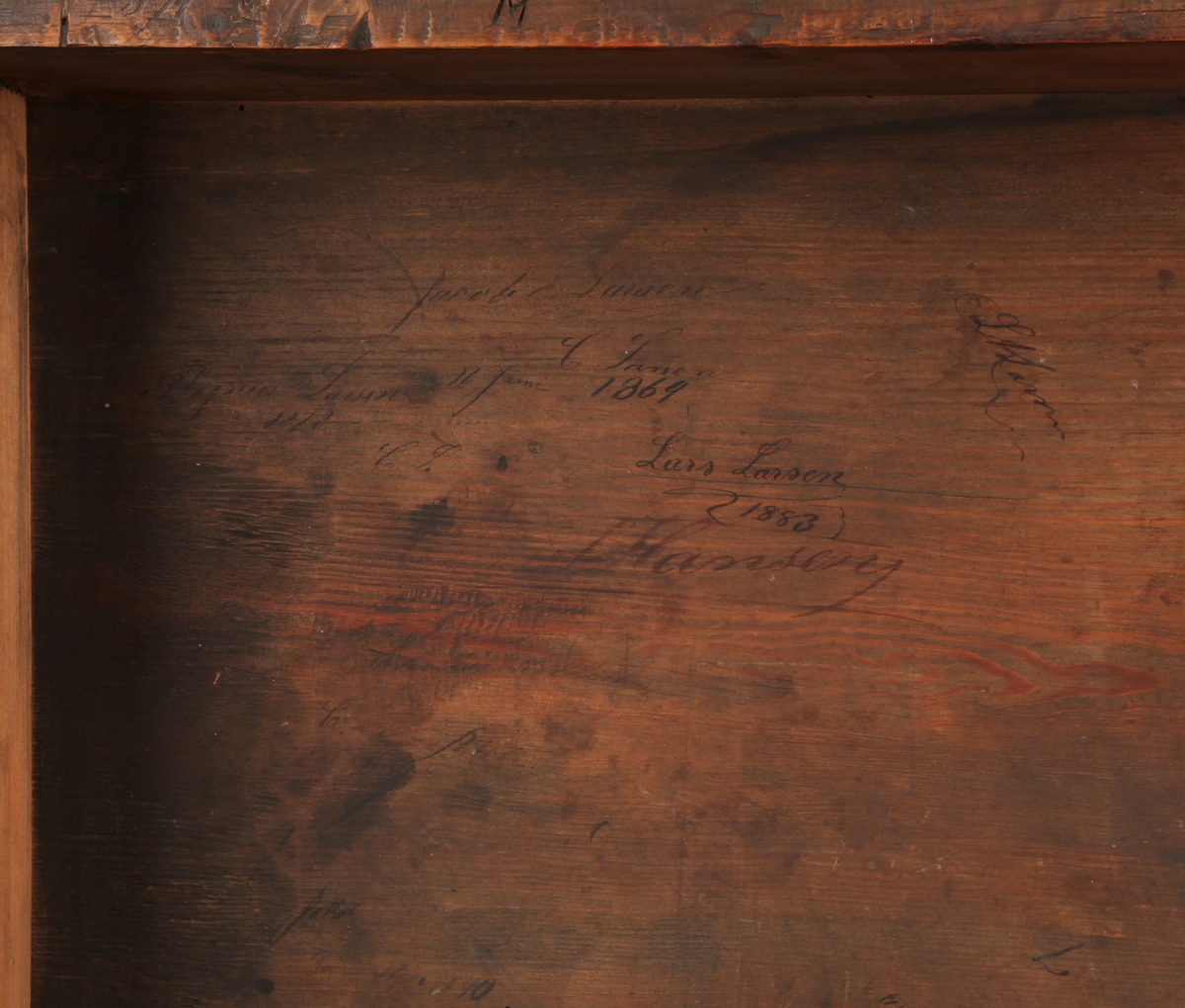 Rektangulært med skrånende skriveplate. To skuffer i front. Høye bein. Omtrent midt på beina er en hylleplate hvor det er hengslet en skapdør med en ring til håndtak. Skapdøren er hengslet i overkant og trekkes opp for å åpne.