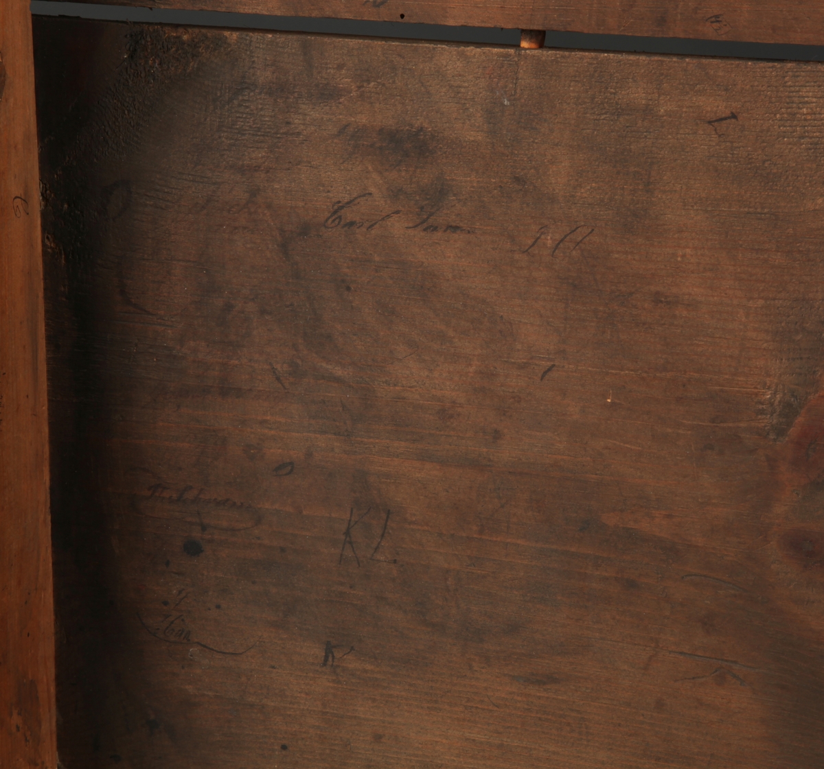 Rektangulært med skrånende skriveplate. To skuffer i front. Høye bein. Omtrent midt på beina er en hylleplate hvor det er hengslet en skapdør med en ring til håndtak. Skapdøren er hengslet i overkant og trekkes opp for å åpne.