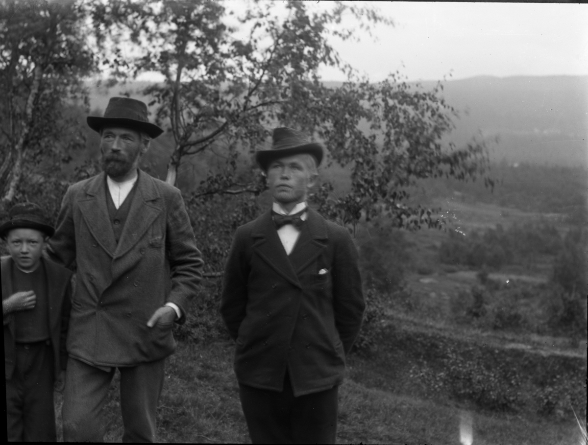 Rikard Berges fotoarkiv. Presten Scheldrup (midten) og Aslak Jore (til høyre). Rauland. Fotografert 1903.