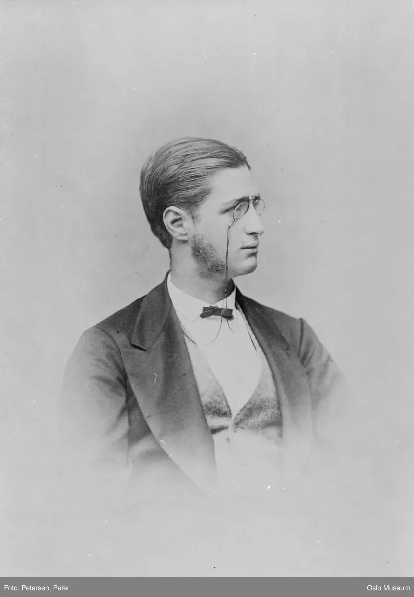 portrett, mann, byråsjef, vignettert brystbilde, halvprofil, lorgnetter