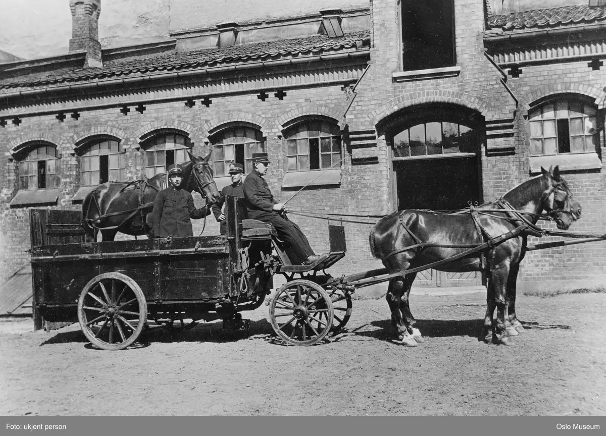 Oslo politikammer, hestetransportvogn, politimenn