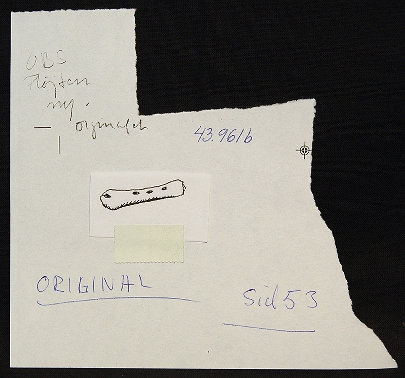 a) Tuschteckning föreställande böndernas arbete att bygga fästningen. 
b) Tuschteckning föreställande en flöjt. c) Teckning (fotostatskopia?) av Marcus Meyers övertagning av fästningen. d) Teckning (fotostatskopia?) av Varbergs fästning som bok. e) Teckning (fotostatskopia?) föreställande en arm hållandes en rovfågel. f) Fotostatskopia av murtegel.