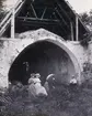 Några kvinnor besöker Sankt Anna kyrkoruin. Fotografen är möjligtvis den fotointresserade kyrkoherden i moderförsamlingen Skällvik, Gustaf Leonard Lundqvist.
Annexkapellet i Sankt Anna församling kom att förfalla efter att socknen erhållit ny kyrka 1821. Under kyrkoherde Carl-Lennart Fogelbergs energiska ledning började man vid 1960-talets början arbeta med att restaurera byggnaden. År 1973 kunde kapellet återinvigas av biskop Ragnar Askmark.