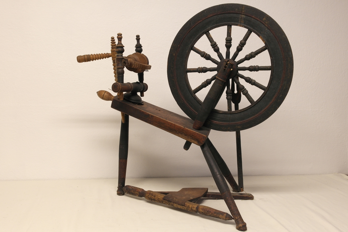 Vingerokk i dreiet, pusset og malt eik. Rokken har pedaldrevet svinghjul og skrått rokkbryst. Fem jernkroker på vingen/spindelen. Spindelen har opprinnelig vært festet med lærhemper i hver side. Rester av rød og svart maling.