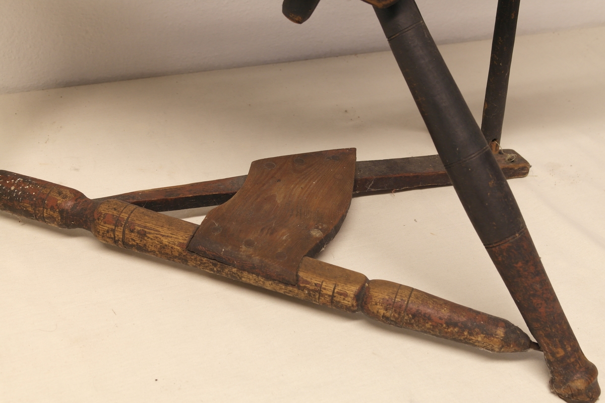 Vingerokk i dreiet, pusset og malt eik. Rokken har pedaldrevet svinghjul og skrått rokkbryst. Fem jernkroker på vingen/spindelen. Spindelen har opprinnelig vært festet med lærhemper i hver side. Rester av rød og svart maling.