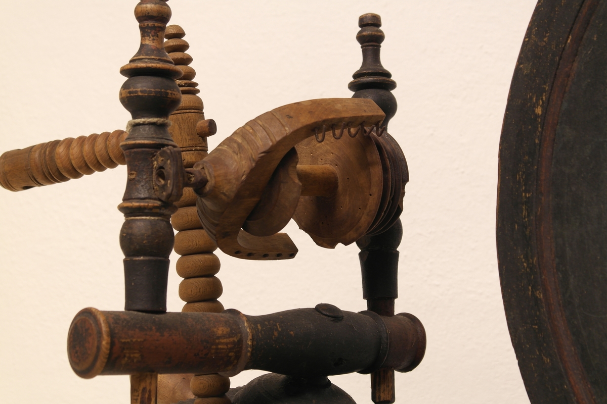 Vingerokk i dreiet, pusset og malt eik. Rokken har pedaldrevet svinghjul og skrått rokkbryst. Fem jernkroker på vingen/spindelen. Spindelen har opprinnelig vært festet med lærhemper i hver side. Rester av rød og svart maling.