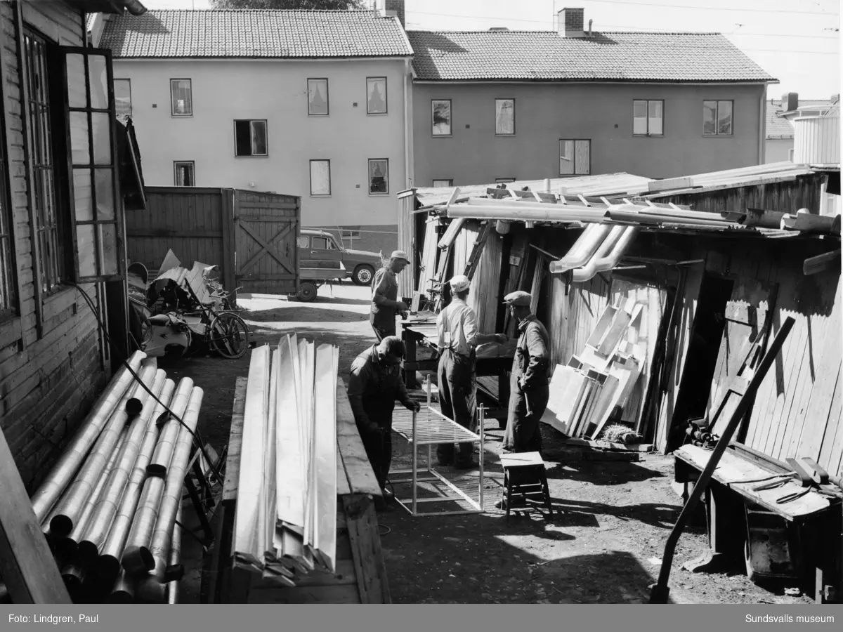Interiörer och exteriörer från Smidt & Olssons plåtslageri, Nybrogatan 49, Södermalm.