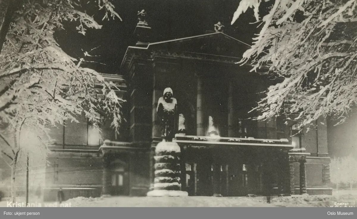 plass, Nationaltheatret, portrettstatue, snø