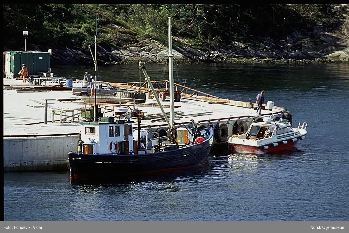 En skøyte og cabincruiser ved kai ved NUI's anlegg i Gravdal.