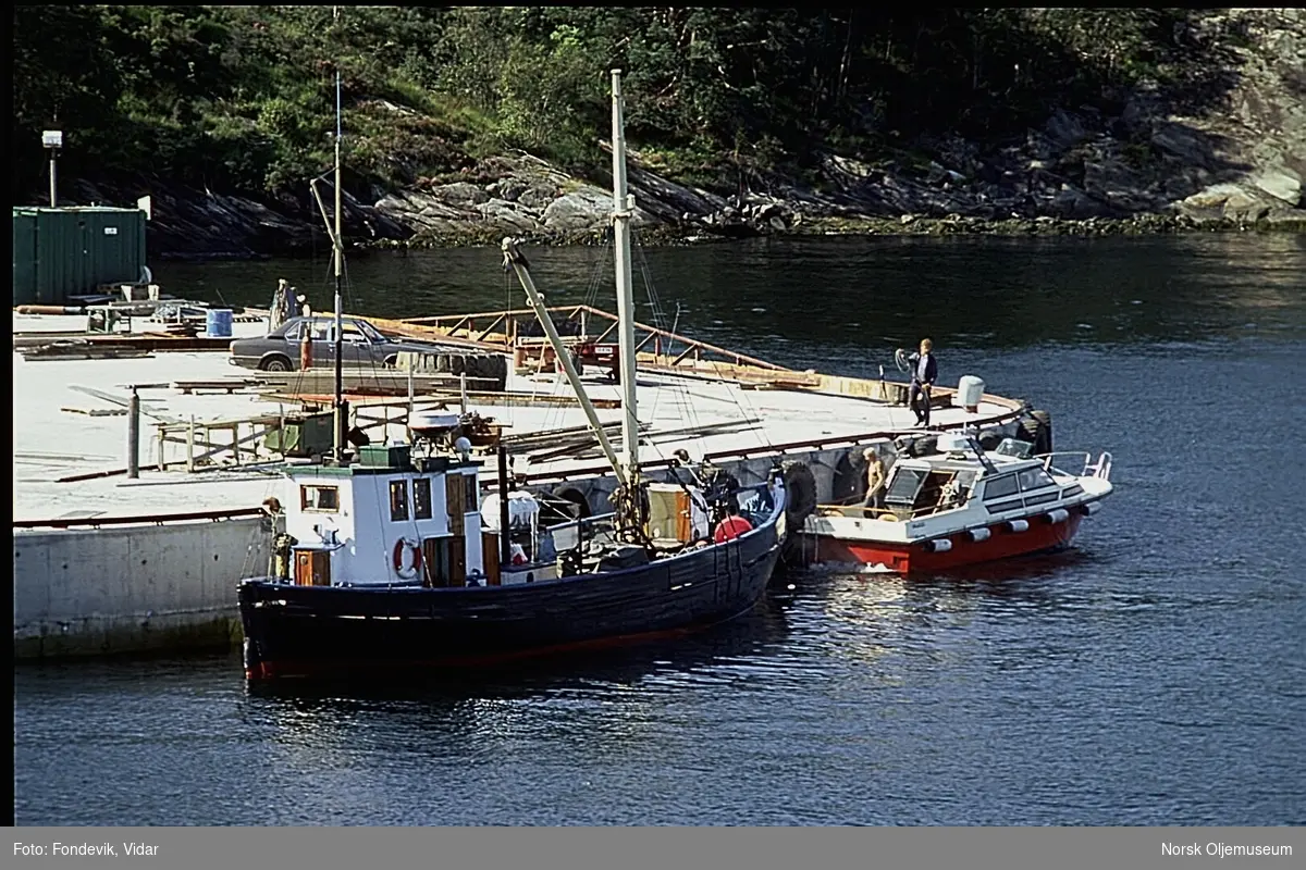 En skøyte og cabincruiser ved kai ved NUI's anlegg i Gravdal.