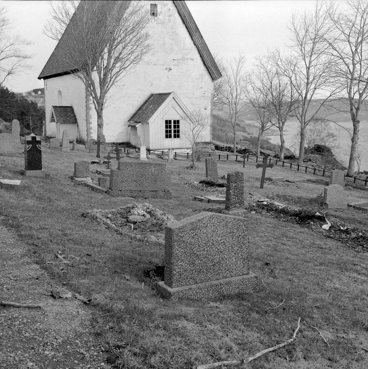 Byneset kirke. Hærverk på kirkegården