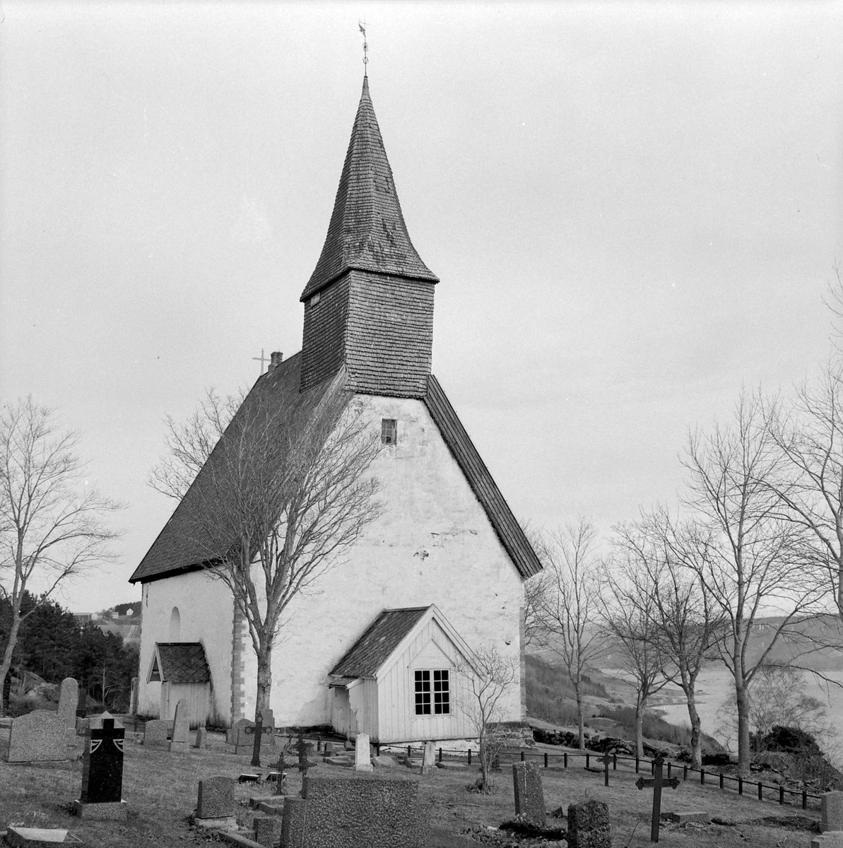 Byneset kirke. Hærverk på kirkegården