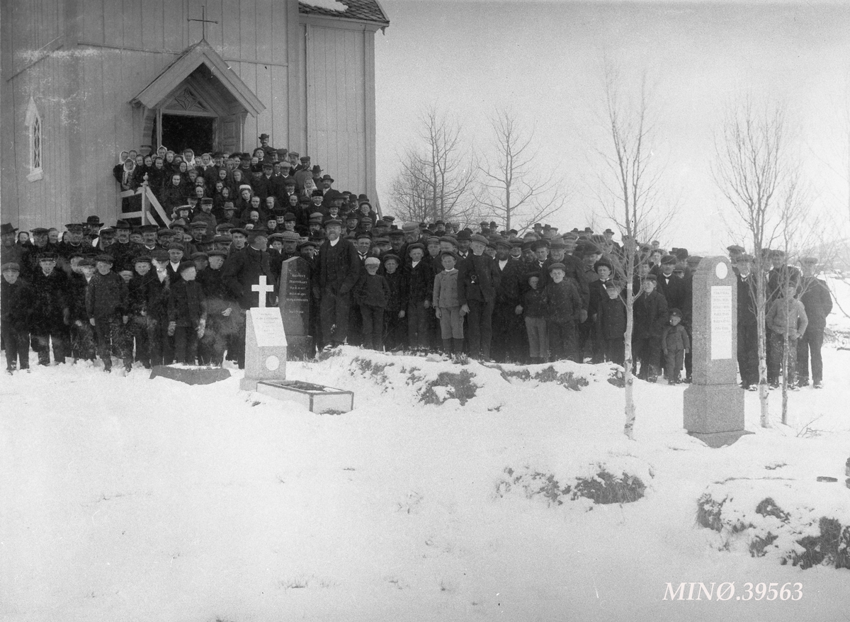 Stor forsamling ved Os kirke