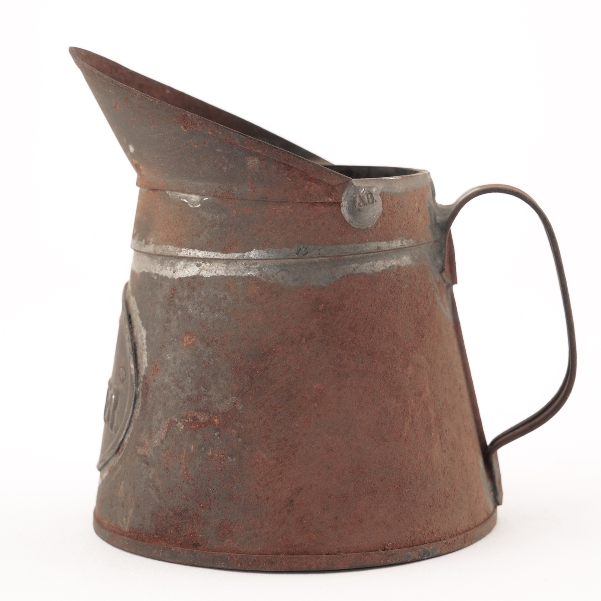 Hulmål av jern med hank. Rommer 2 dl.