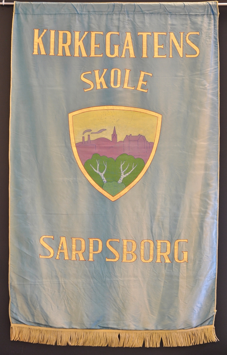 Forside: skjold m/bysilhuett og trær.  Bakside: Gutt og jente som planter et tre, sol og blomster. 
Når det gjelder motivet på baksiden kan kunstnerens sønn fortelle at det bygger på Edvard Munchs maleri                "Historien". Der sitter en liten gutt og en eldre mann under kunnskapens tre.  Siden det motivet var opptatt, hentet faren to barn i gata som satt modell. De planter kunnskapens tre - opp mot lyset.