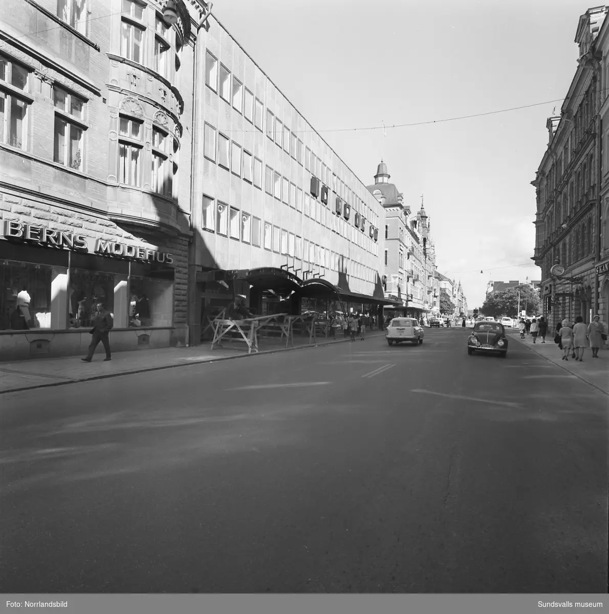 Snart dags för invigning av varuhuset Tempo. Snickarna fixar det sista vid entrén mot Storgatan.