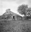 Backstugan Gärdet under Västerlösa kyrkoherdeboställe. Bilden visar stugans skick 1942. Enligt källorna var den sist boende änkan Johanna Sofia Larsson, avliden 1915. Fram till 1907/08 var även änkans dotter inneboende med sina fyra oäkta barn. Vy från söder.