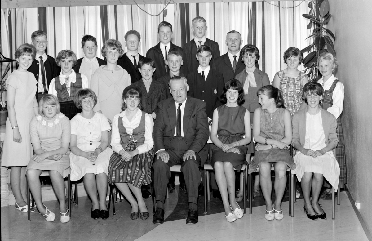 Stavsberg skole,  7. klasse  1965. Gruppe elever og lærer, ukjente.