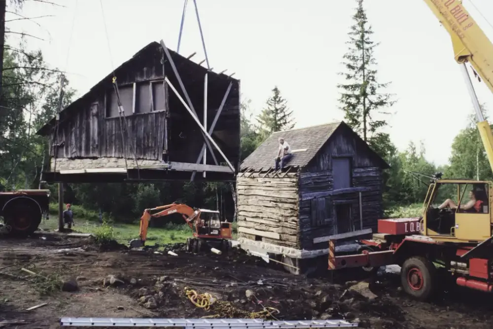 Arbeid med å sette låven på plass i friluftsmuseet