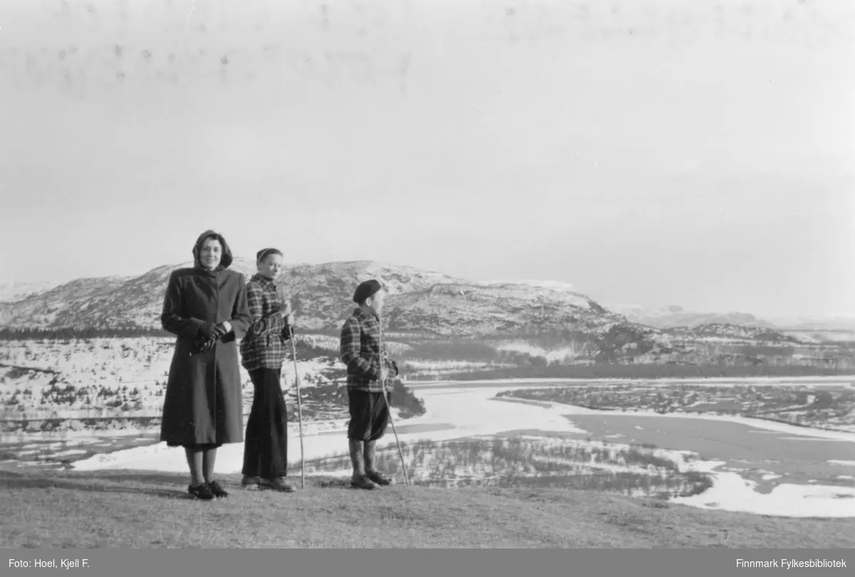 Gunvor Hoel med sine sønner Kjell og Richard Hoel på Sandfallene.

Olaf Hoel (1903-1970) var den første rektoren ved fylkets første gymnas Finnmark off. Gymnas i Alta i årene 1948-1952. Kjell F. Hoel har gitt en liten bildesamling etter sin far fra hans tid i Alta til Finnmark fylkesbibliotek. Olaf Hoel gjorde en pionerinnsats for skolen under gjenreisningen av landsdelen etter krigen.