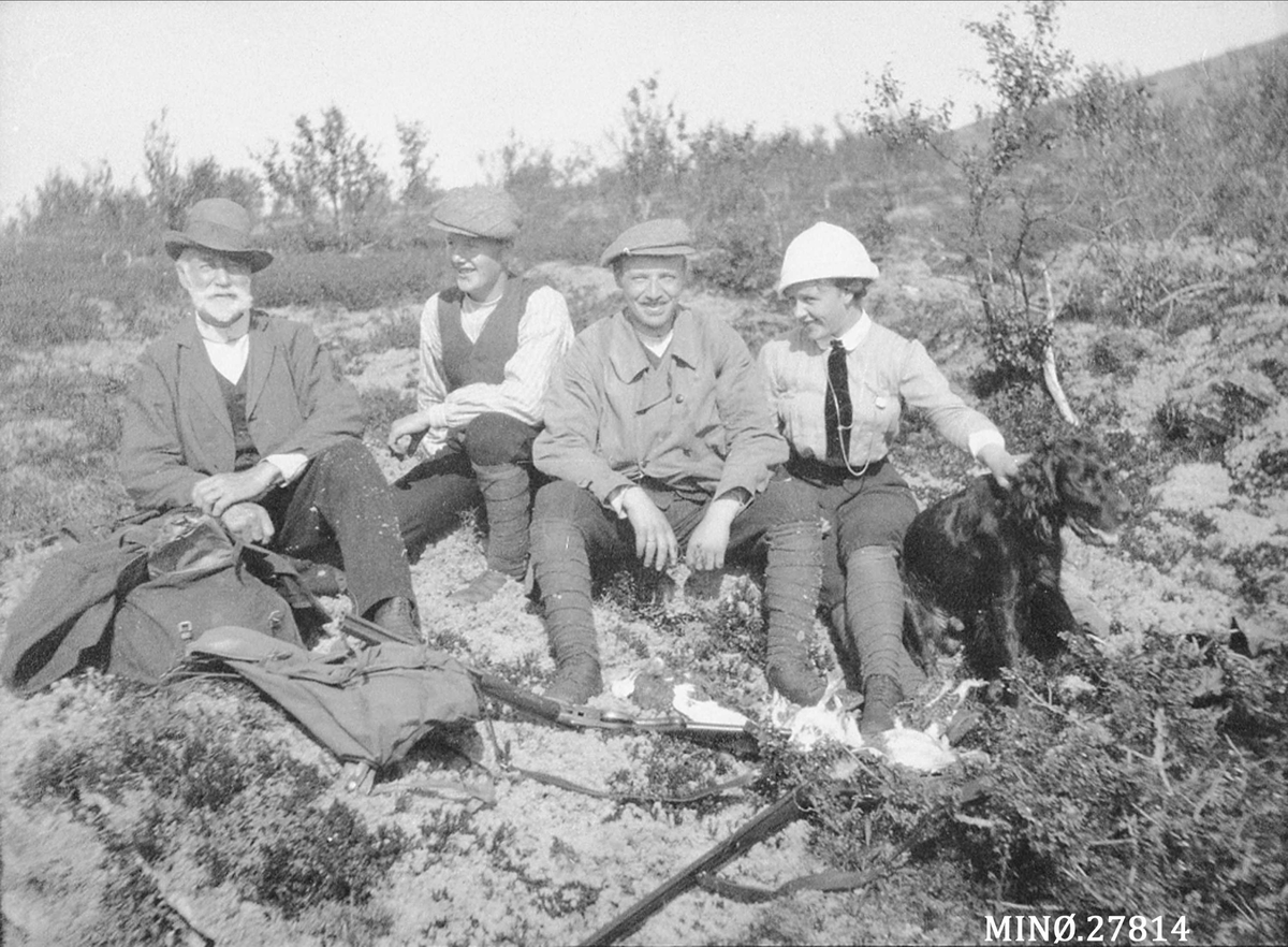 På rypejakt. Fra v. : Erik O. N. Haarseth, Ole Svehaug, Elster Jensen med frue og hund