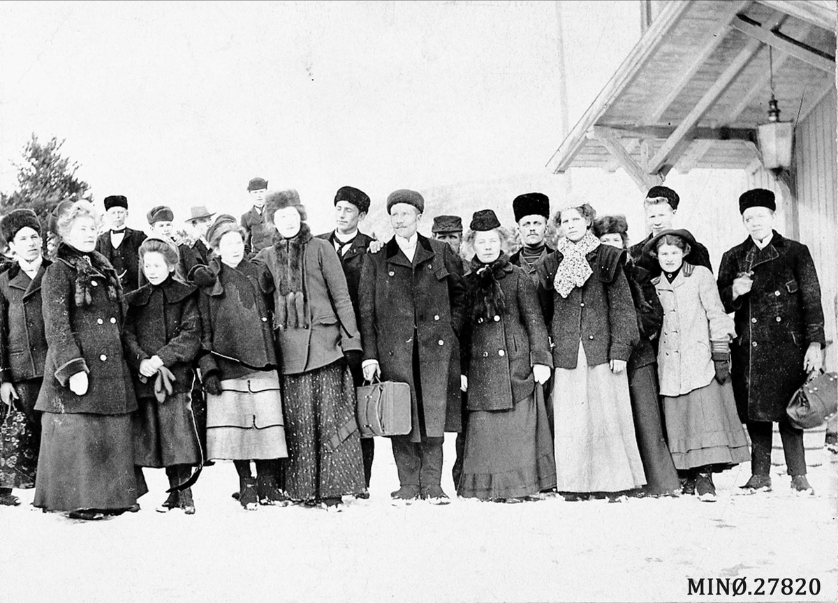 Gruppebilde. Teatergruppe på Hanestad stasjon. Skuespillet "En søndag på Amagei. Hovedrollene hadde Otto Berger og Ragna Dale. Jens og Marie Bjøntegaard var med. De hadde vært til Alvdal og spilty teater. 