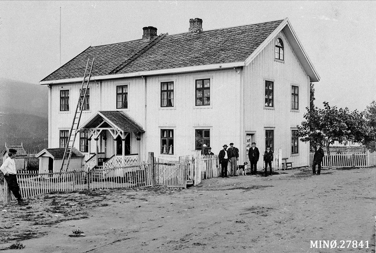 På Asphaugen. Martin Heiberg i hvit skjorte midt på bildet. Lengst til høyre Teodor Bergset