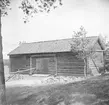 Motiv från Kisa hembygdsgård 1942. Bilden visar loge från Långebråta gård. Skänkt till föreningen 1939.