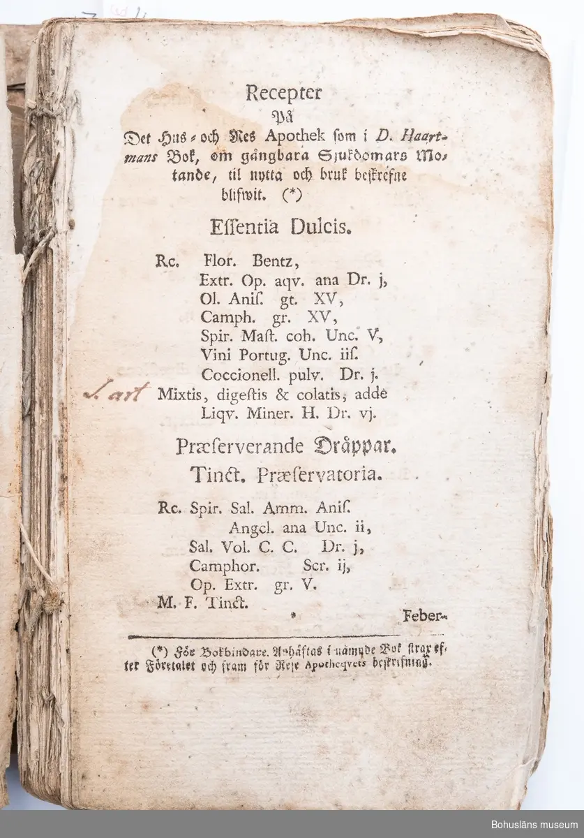 Medicinsk handbok. Saknar titel, författare, tryckår och tryckort. Frakturstil. Mycket sliten och medfaren. Samtida pergamentband med pärmarna delvis spruckna och inlagan lossnad från ryggen. Troligen fuktskadad. Sidor, bl.a. försättsbladet, saknas. Innehåller recept (ingredienserna angivna med latinska namn), allmän hälsolära samt behandlingar vid olika sjukdomar och åkommor. 
Boken är attribuerad av bokhistoriker Ove Hagelin efter mailförfrågan 2018 som varande Johan Haartmans bok "Tydelig underrättelse, om de mäst gångbara sjukdomars kännande och motande, genom lätta och enfaldiga hus-medel : samt et litet res- och hus-apothek, dem til tjenst, som ej hafwa tilfälle at rådfråga läkare, med åtskilliga förbättringar och tillökningar. Andra gången sammanfattad och utgifwen af Joh. Joh:son Haartman. 2. uppl.  Åbo, tryckt hos Joh. Christoph Frenckell, 1765. 
Boken består av 390 paginerade sidor, därutöver opaginerade sidor med inledande företal och avslutande register enligt följande:
*”Företal”, opaginerat 12 sidor, de första sidorna fattas.
*”Recepter på Det hus- och res Apothek som i D. Haartmanns bok, om gångbara Sjukdomars motande, till nytta och bruk beskrefne blifwit.” Opaginerat, 4 sidor.
* ”Res- och Hus Apotekets Essentia Dulcis”, sidan 1. På följande sidor recept på "Preserverande Dråppar, Stärkande Dråppar, Feber- och Skörbjugs Essence, Wårtstillande Läkeplåster, Flusspiller, Laxerpulver, Spanskt flugpulver" etc.
* [Beskrivning och botemedel av olika sjukdomar eller tillstånd]: ”§. 1 Affecter”, sidan 23.                       
Fortsätter med ”§. 2 Andtäppa, §. 3 Armgropssvett, §. 4 Barnaföderskor” och avslutas med ”§. 165 Öronplågorna”, sidan 390.
* ”1. Register” [Medicinalväxter med svenska och latinska namn från A till Ö]. Sidorna för registrets bokstäver A till G och S till T fattas. Opaginerat, 6 sidor.
* ”2. Register på beskrifna Sjukdomar och tillvärkade Läkeboten, m.m.” 12 ½ sidor.                                                
På sista halva sidan rubriken ”Rättelser.”

En handskriven text på ett vikt A4-papper ligger lös i boken: ”Afskrift”, ” Mot lungsjukdom” och ”Botemedel mot Kräftan”, från 1800-talet. I hörnet antecknat ”Signeul”, undertecknat ”1850-talet Grefve v. Saltza.”

Ur handskrivna katalogen 1957-1958:
Läkarebok m. recept
Några blad borta bl. a. försättsbladet.