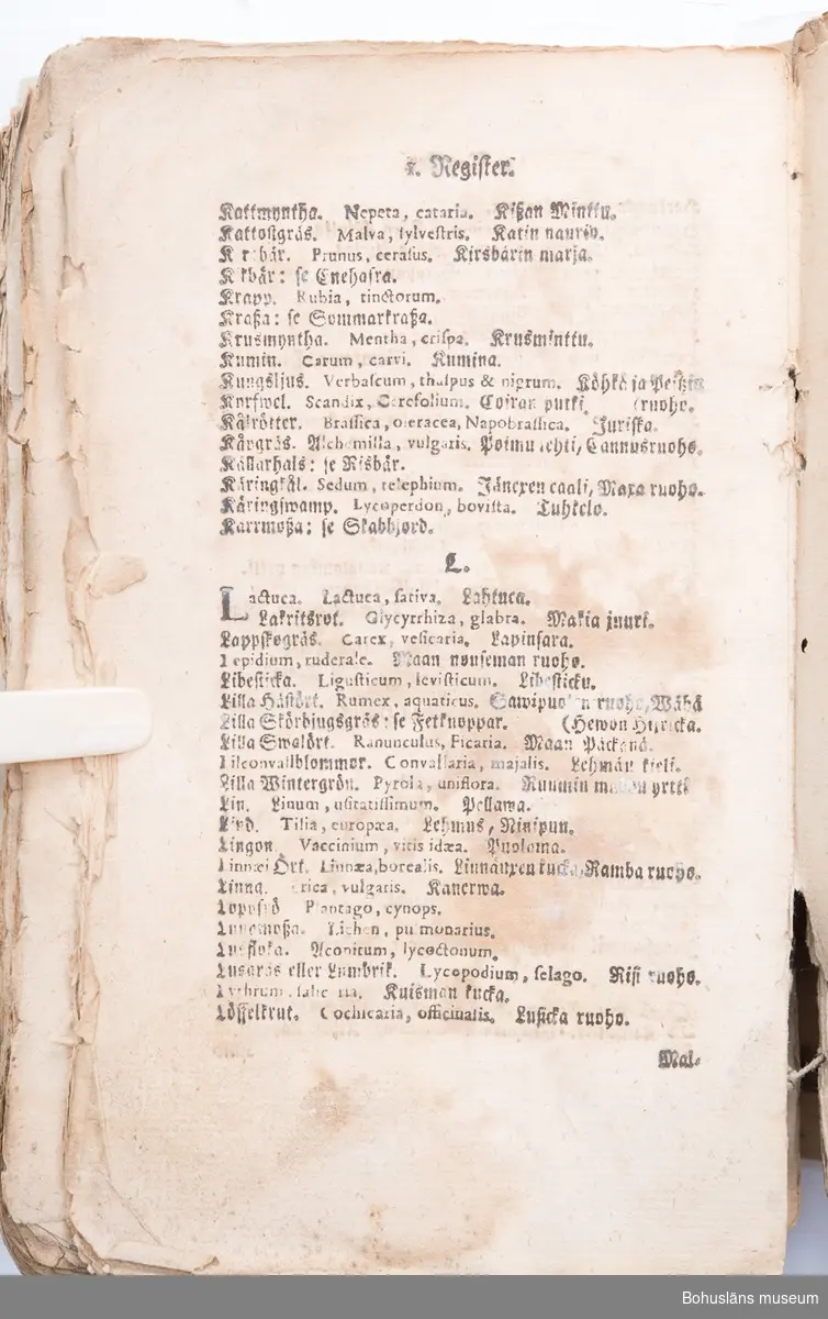 Medicinsk handbok. Saknar titel, författare, tryckår och tryckort. Frakturstil. Mycket sliten och medfaren. Samtida pergamentband med pärmarna delvis spruckna och inlagan lossnad från ryggen. Troligen fuktskadad. Sidor, bl.a. försättsbladet, saknas. Innehåller recept (ingredienserna angivna med latinska namn), allmän hälsolära samt behandlingar vid olika sjukdomar och åkommor. 
Boken är attribuerad av bokhistoriker Ove Hagelin efter mailförfrågan 2018 som varande Johan Haartmans bok "Tydelig underrättelse, om de mäst gångbara sjukdomars kännande och motande, genom lätta och enfaldiga hus-medel : samt et litet res- och hus-apothek, dem til tjenst, som ej hafwa tilfälle at rådfråga läkare, med åtskilliga förbättringar och tillökningar. Andra gången sammanfattad och utgifwen af Joh. Joh:son Haartman. 2. uppl.  Åbo, tryckt hos Joh. Christoph Frenckell, 1765. 
Boken består av 390 paginerade sidor, därutöver opaginerade sidor med inledande företal och avslutande register enligt följande:
*”Företal”, opaginerat 12 sidor, de första sidorna fattas.
*”Recepter på Det hus- och res Apothek som i D. Haartmanns bok, om gångbara Sjukdomars motande, till nytta och bruk beskrefne blifwit.” Opaginerat, 4 sidor.
* ”Res- och Hus Apotekets Essentia Dulcis”, sidan 1. På följande sidor recept på "Preserverande Dråppar, Stärkande Dråppar, Feber- och Skörbjugs Essence, Wårtstillande Läkeplåster, Flusspiller, Laxerpulver, Spanskt flugpulver" etc.
* [Beskrivning och botemedel av olika sjukdomar eller tillstånd]: ”§. 1 Affecter”, sidan 23.                       
Fortsätter med ”§. 2 Andtäppa, §. 3 Armgropssvett, §. 4 Barnaföderskor” och avslutas med ”§. 165 Öronplågorna”, sidan 390.
* ”1. Register” [Medicinalväxter med svenska och latinska namn från A till Ö]. Sidorna för registrets bokstäver A till G och S till T fattas. Opaginerat, 6 sidor.
* ”2. Register på beskrifna Sjukdomar och tillvärkade Läkeboten, m.m.” 12 ½ sidor.                                                
På sista halva sidan rubriken ”Rättelser.”

En handskriven text på ett vikt A4-papper ligger lös i boken: ”Afskrift”, ” Mot lungsjukdom” och ”Botemedel mot Kräftan”, från 1800-talet. I hörnet antecknat ”Signeul”, undertecknat ”1850-talet Grefve v. Saltza.”

Ur handskrivna katalogen 1957-1958:
Läkarebok m. recept
Några blad borta bl. a. försättsbladet.