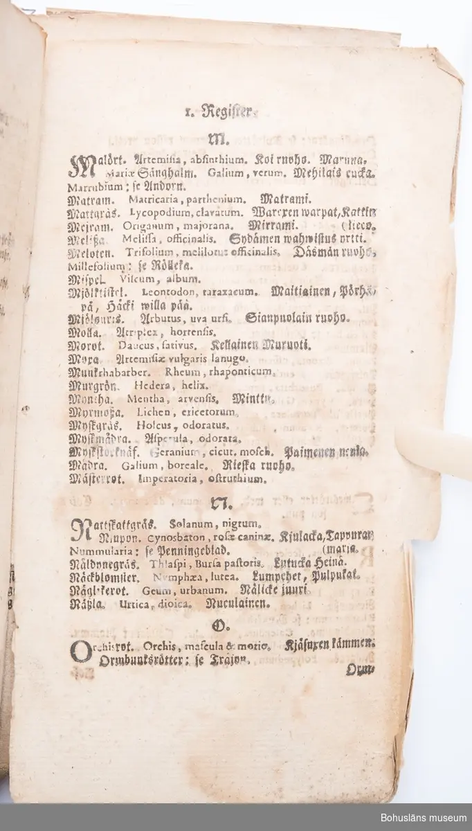 Medicinsk handbok. Saknar titel, författare, tryckår och tryckort. Frakturstil. Mycket sliten och medfaren. Samtida pergamentband med pärmarna delvis spruckna och inlagan lossnad från ryggen. Troligen fuktskadad. Sidor, bl.a. försättsbladet, saknas. Innehåller recept (ingredienserna angivna med latinska namn), allmän hälsolära samt behandlingar vid olika sjukdomar och åkommor. 
Boken är attribuerad av bokhistoriker Ove Hagelin efter mailförfrågan 2018 som varande Johan Haartmans bok "Tydelig underrättelse, om de mäst gångbara sjukdomars kännande och motande, genom lätta och enfaldiga hus-medel : samt et litet res- och hus-apothek, dem til tjenst, som ej hafwa tilfälle at rådfråga läkare, med åtskilliga förbättringar och tillökningar. Andra gången sammanfattad och utgifwen af Joh. Joh:son Haartman. 2. uppl.  Åbo, tryckt hos Joh. Christoph Frenckell, 1765. 
Boken består av 390 paginerade sidor, därutöver opaginerade sidor med inledande företal och avslutande register enligt följande:
*”Företal”, opaginerat 12 sidor, de första sidorna fattas.
*”Recepter på Det hus- och res Apothek som i D. Haartmanns bok, om gångbara Sjukdomars motande, till nytta och bruk beskrefne blifwit.” Opaginerat, 4 sidor.
* ”Res- och Hus Apotekets Essentia Dulcis”, sidan 1. På följande sidor recept på "Preserverande Dråppar, Stärkande Dråppar, Feber- och Skörbjugs Essence, Wårtstillande Läkeplåster, Flusspiller, Laxerpulver, Spanskt flugpulver" etc.
* [Beskrivning och botemedel av olika sjukdomar eller tillstånd]: ”§. 1 Affecter”, sidan 23.                       
Fortsätter med ”§. 2 Andtäppa, §. 3 Armgropssvett, §. 4 Barnaföderskor” och avslutas med ”§. 165 Öronplågorna”, sidan 390.
* ”1. Register” [Medicinalväxter med svenska och latinska namn från A till Ö]. Sidorna för registrets bokstäver A till G och S till T fattas. Opaginerat, 6 sidor.
* ”2. Register på beskrifna Sjukdomar och tillvärkade Läkeboten, m.m.” 12 ½ sidor.                                                
På sista halva sidan rubriken ”Rättelser.”

En handskriven text på ett vikt A4-papper ligger lös i boken: ”Afskrift”, ” Mot lungsjukdom” och ”Botemedel mot Kräftan”, från 1800-talet. I hörnet antecknat ”Signeul”, undertecknat ”1850-talet Grefve v. Saltza.”

Ur handskrivna katalogen 1957-1958:
Läkarebok m. recept
Några blad borta bl. a. försättsbladet.