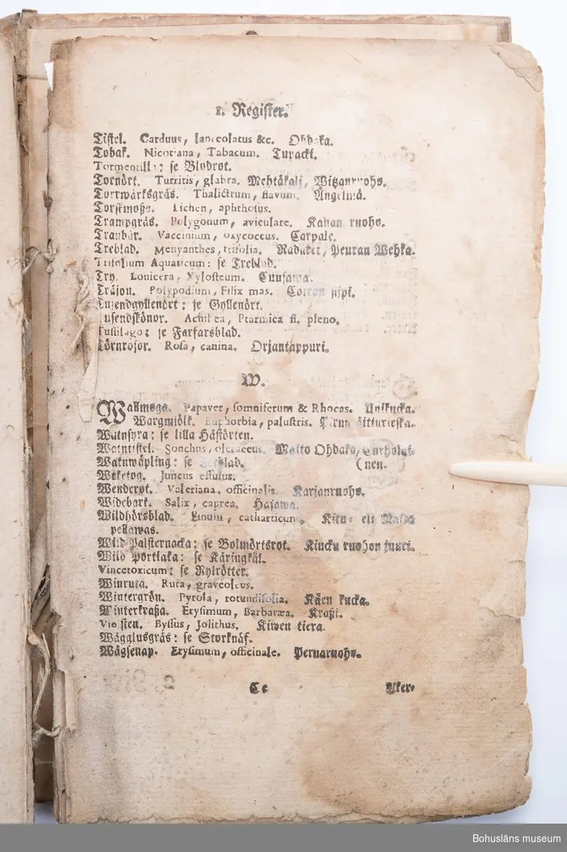 Medicinsk handbok. Saknar titel, författare, tryckår och tryckort. Frakturstil. Mycket sliten och medfaren. Samtida pergamentband med pärmarna delvis spruckna och inlagan lossnad från ryggen. Troligen fuktskadad. Sidor, bl.a. försättsbladet, saknas. Innehåller recept (ingredienserna angivna med latinska namn), allmän hälsolära samt behandlingar vid olika sjukdomar och åkommor. 
Boken är attribuerad av bokhistoriker Ove Hagelin efter mailförfrågan 2018 som varande Johan Haartmans bok "Tydelig underrättelse, om de mäst gångbara sjukdomars kännande och motande, genom lätta och enfaldiga hus-medel : samt et litet res- och hus-apothek, dem til tjenst, som ej hafwa tilfälle at rådfråga läkare, med åtskilliga förbättringar och tillökningar. Andra gången sammanfattad och utgifwen af Joh. Joh:son Haartman. 2. uppl.  Åbo, tryckt hos Joh. Christoph Frenckell, 1765. 
Boken består av 390 paginerade sidor, därutöver opaginerade sidor med inledande företal och avslutande register enligt följande:
*”Företal”, opaginerat 12 sidor, de första sidorna fattas.
*”Recepter på Det hus- och res Apothek som i D. Haartmanns bok, om gångbara Sjukdomars motande, till nytta och bruk beskrefne blifwit.” Opaginerat, 4 sidor.
* ”Res- och Hus Apotekets Essentia Dulcis”, sidan 1. På följande sidor recept på "Preserverande Dråppar, Stärkande Dråppar, Feber- och Skörbjugs Essence, Wårtstillande Läkeplåster, Flusspiller, Laxerpulver, Spanskt flugpulver" etc.
* [Beskrivning och botemedel av olika sjukdomar eller tillstånd]: ”§. 1 Affecter”, sidan 23.                       
Fortsätter med ”§. 2 Andtäppa, §. 3 Armgropssvett, §. 4 Barnaföderskor” och avslutas med ”§. 165 Öronplågorna”, sidan 390.
* ”1. Register” [Medicinalväxter med svenska och latinska namn från A till Ö]. Sidorna för registrets bokstäver A till G och S till T fattas. Opaginerat, 6 sidor.
* ”2. Register på beskrifna Sjukdomar och tillvärkade Läkeboten, m.m.” 12 ½ sidor.                                                
På sista halva sidan rubriken ”Rättelser.”

En handskriven text på ett vikt A4-papper ligger lös i boken: ”Afskrift”, ” Mot lungsjukdom” och ”Botemedel mot Kräftan”, från 1800-talet. I hörnet antecknat ”Signeul”, undertecknat ”1850-talet Grefve v. Saltza.”

Ur handskrivna katalogen 1957-1958:
Läkarebok m. recept
Några blad borta bl. a. försättsbladet.