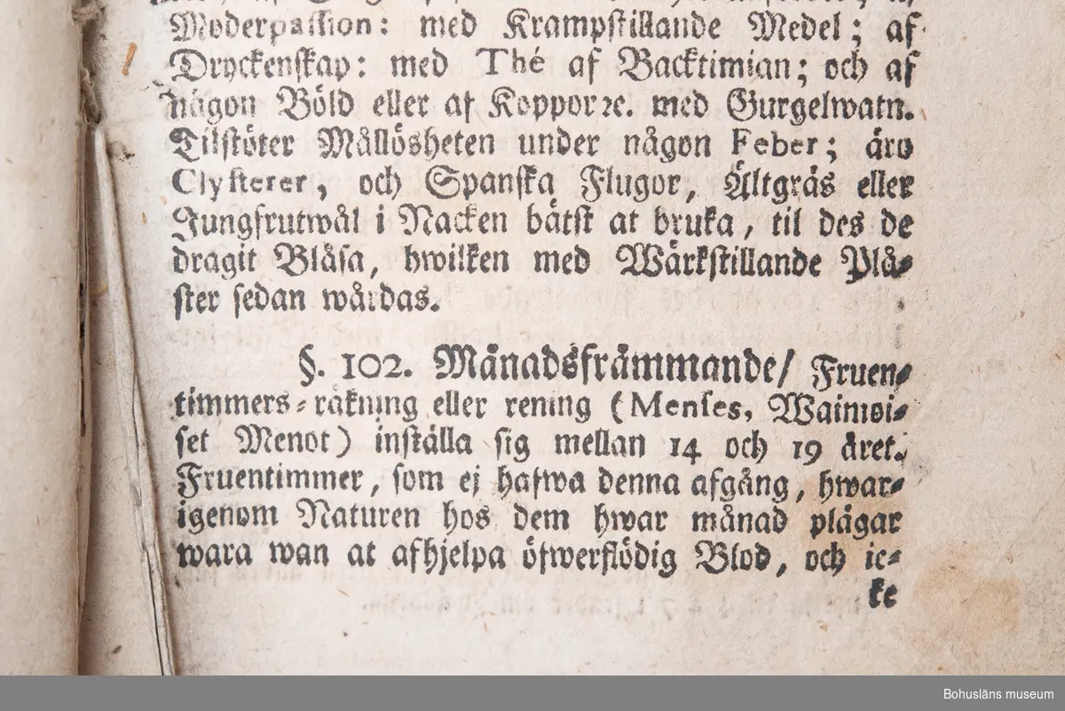 Medicinsk handbok. Saknar titel, författare, tryckår och tryckort. Frakturstil. Mycket sliten och medfaren. Samtida pergamentband med pärmarna delvis spruckna och inlagan lossnad från ryggen. Troligen fuktskadad. Sidor, bl.a. försättsbladet, saknas. Innehåller recept (ingredienserna angivna med latinska namn), allmän hälsolära samt behandlingar vid olika sjukdomar och åkommor. 
Boken är attribuerad av bokhistoriker Ove Hagelin efter mailförfrågan 2018 som varande Johan Haartmans bok "Tydelig underrättelse, om de mäst gångbara sjukdomars kännande och motande, genom lätta och enfaldiga hus-medel : samt et litet res- och hus-apothek, dem til tjenst, som ej hafwa tilfälle at rådfråga läkare, med åtskilliga förbättringar och tillökningar. Andra gången sammanfattad och utgifwen af Joh. Joh:son Haartman. 2. uppl.  Åbo, tryckt hos Joh. Christoph Frenckell, 1765. 
Boken består av 390 paginerade sidor, därutöver opaginerade sidor med inledande företal och avslutande register enligt följande:
*”Företal”, opaginerat 12 sidor, de första sidorna fattas.
*”Recepter på Det hus- och res Apothek som i D. Haartmanns bok, om gångbara Sjukdomars motande, till nytta och bruk beskrefne blifwit.” Opaginerat, 4 sidor.
* ”Res- och Hus Apotekets Essentia Dulcis”, sidan 1. På följande sidor recept på "Preserverande Dråppar, Stärkande Dråppar, Feber- och Skörbjugs Essence, Wårtstillande Läkeplåster, Flusspiller, Laxerpulver, Spanskt flugpulver" etc.
* [Beskrivning och botemedel av olika sjukdomar eller tillstånd]: ”§. 1 Affecter”, sidan 23.                       
Fortsätter med ”§. 2 Andtäppa, §. 3 Armgropssvett, §. 4 Barnaföderskor” och avslutas med ”§. 165 Öronplågorna”, sidan 390.
* ”1. Register” [Medicinalväxter med svenska och latinska namn från A till Ö]. Sidorna för registrets bokstäver A till G och S till T fattas. Opaginerat, 6 sidor.
* ”2. Register på beskrifna Sjukdomar och tillvärkade Läkeboten, m.m.” 12 ½ sidor.                                                
På sista halva sidan rubriken ”Rättelser.”

En handskriven text på ett vikt A4-papper ligger lös i boken: ”Afskrift”, ” Mot lungsjukdom” och ”Botemedel mot Kräftan”, från 1800-talet. I hörnet antecknat ”Signeul”, undertecknat ”1850-talet Grefve v. Saltza.”

Ur handskrivna katalogen 1957-1958:
Läkarebok m. recept
Några blad borta bl. a. försättsbladet.