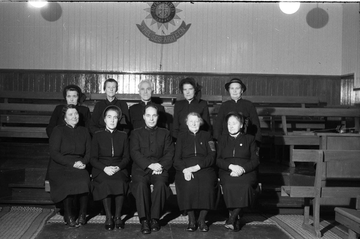 Gruppebilde fra Frelsesarmeen på Lena høsten 1951. To av personene er identifisert.
Nummer to fra høyre foran sitter Anna Myrland. Ytterst til høyre bak står Magnhild Ødeli.