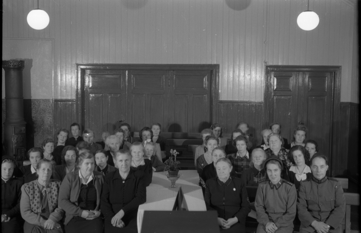 Trolig fra et møte på Frelsesarmeen på Lena høsten 1951. Ingen av personene er identifisert. Sju bilder.