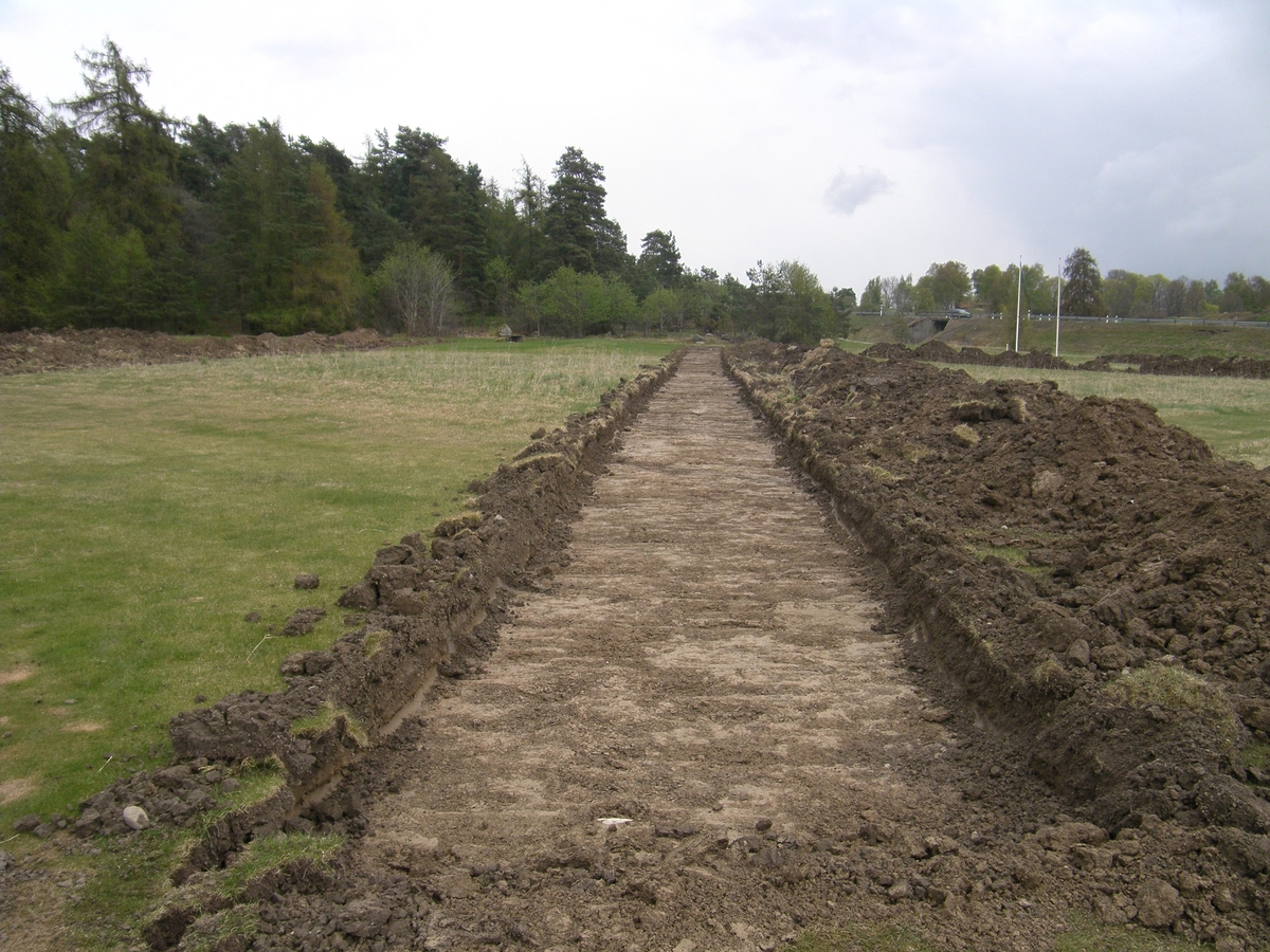 Arkeologisk förundersökning och utredning, störning i schakt invid, gravfält, Rää 63:1, Danmarks-Kumla, Danmarks socken, Uppland 2011