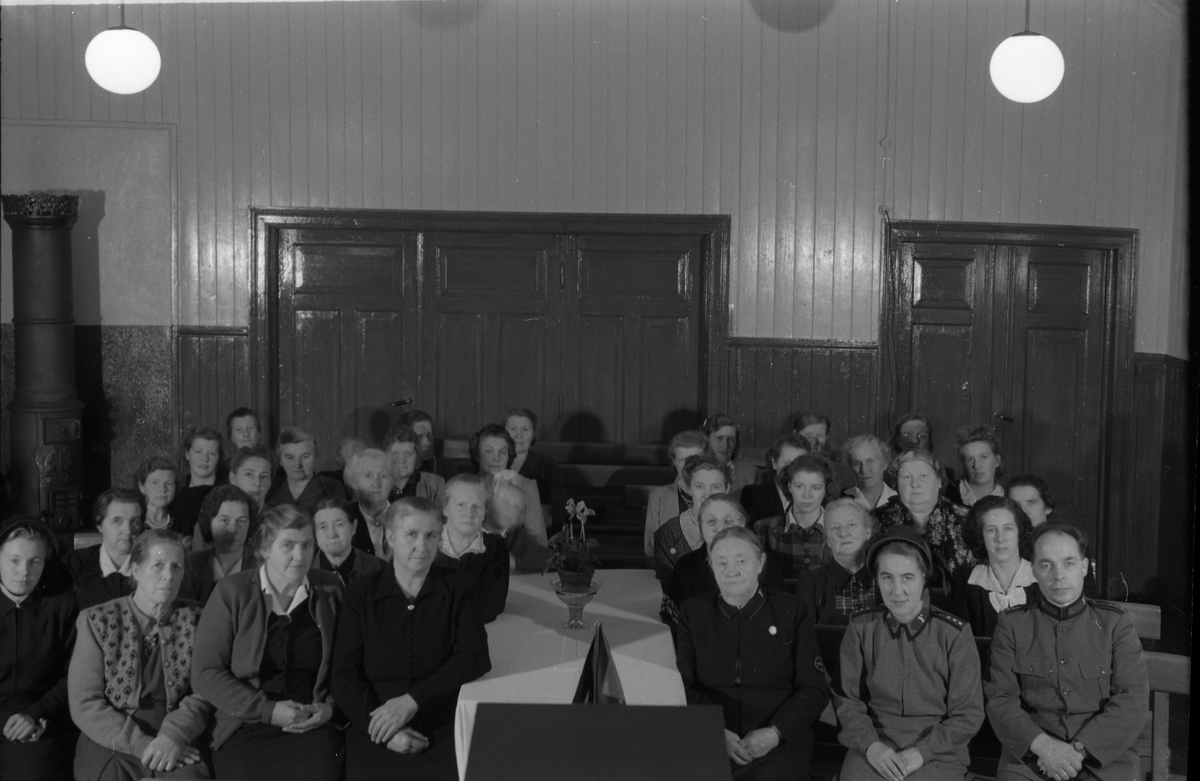 Trolig fra et møte på Frelsesarmeen på Lena høsten 1951. Ingen av personene er identifisert. Sju bilder.