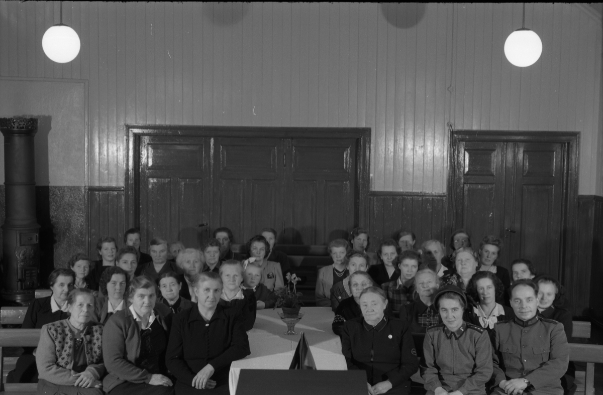 Trolig fra et møte på Frelsesarmeen på Lena høsten 1951. Ingen av personene er identifisert. Sju bilder.
