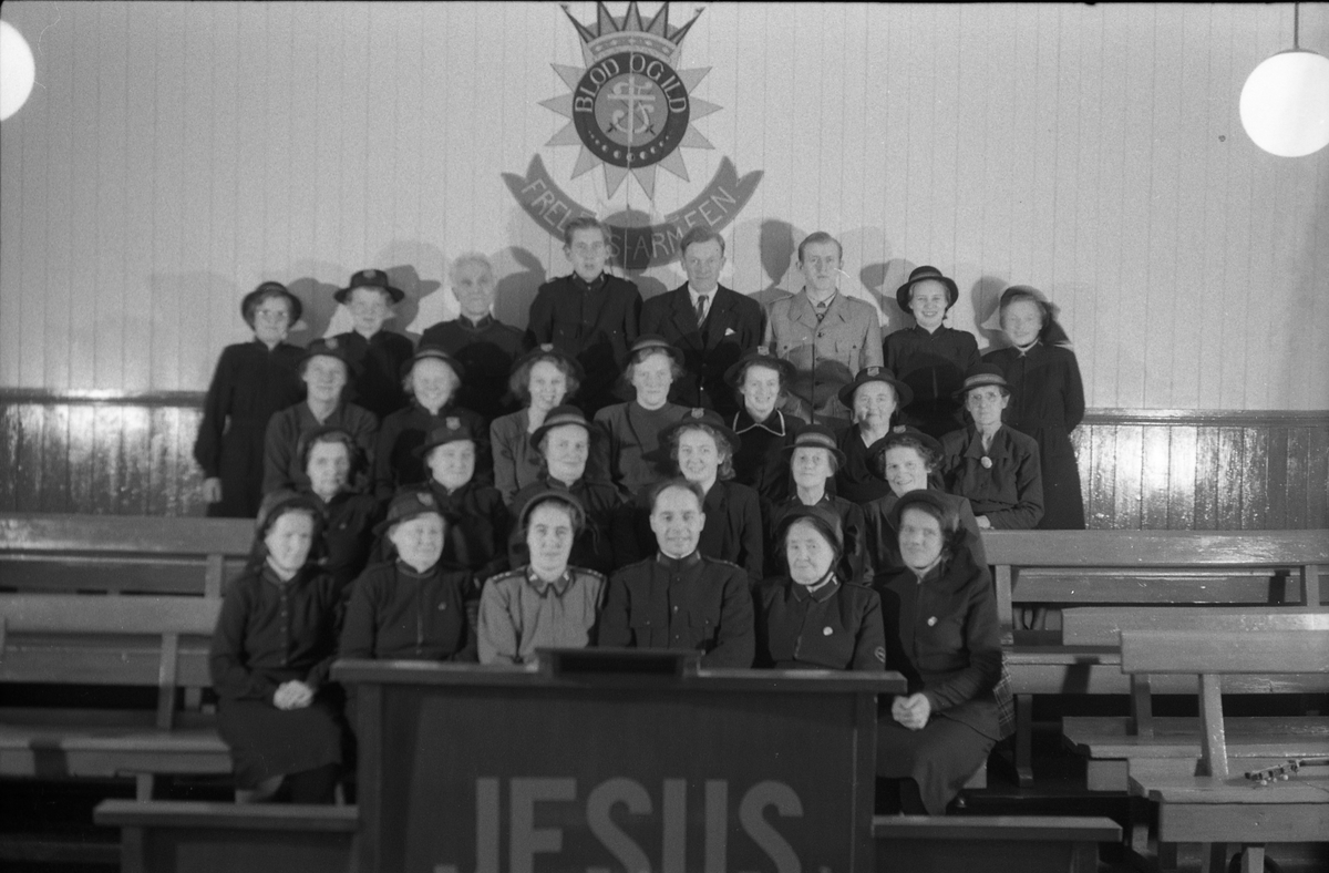 Gruppebilde fra Frelsesarmeen på Lena høsten 1951. Noen av personene er identifisert.
Første rekke (foran): Nummer to fra venstre, Anna Myrland.
Andre rekke: Nummer tre fra venstre, Magnhild Ødeli.
Tredje rekke: Nummer to fra venstre, Hildeborg Stenersen (?).
Bakerst: NUmmer to fra høyre, Margit Ødeli.
Ni like bilder.