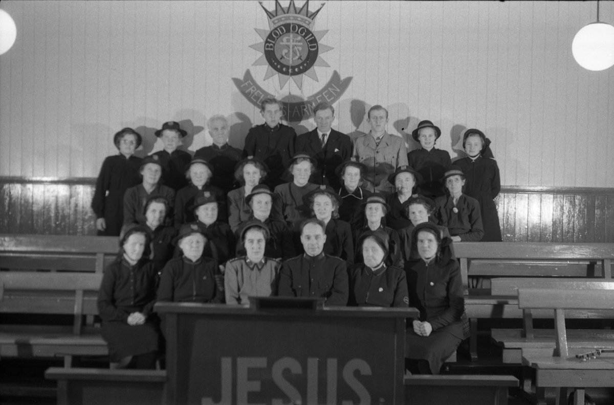 Gruppebilde fra Frelsesarmeen på Lena høsten 1951. Noen av personene er identifisert.
Første rekke (foran): Nummer to fra venstre, Anna Myrland.
Andre rekke: Nummer tre fra venstre, Magnhild Ødeli.
Tredje rekke: Nummer to fra venstre, Hildeborg Stenersen (?).
Bakerst: NUmmer to fra høyre, Margit Ødeli.
Ni like bilder.