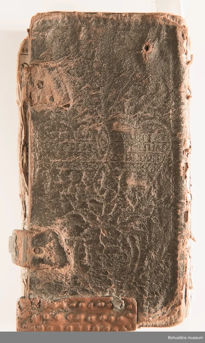 Psalmbok, frakturstil, linnelumppapper, svenska, 403 sidor samt register, duodecimo (12:o). 1695 års psalmbok, 413 psalmer. Trasig.
Samtida helfranskt skinnband med fem lätt upphöjda bind, pärmfyllnad av trä. Skinnet präglat i dekorativt mönster, liknande på fram- och baksida. Dekortivt ramverk, i övrigt heltäckande dekor med textband på mitten, oläsligt. 
Denna slags inbindning användes gärna då psalmboken skänktes som trolovningsgåva.
Rester av två bokpärmsbeslag; fragmentariska skinnband och metallspänne på det nedre. Främre pärmen lagad längs del av de båda kortsidorna med hamrat kopparband, bakre pärmen har hamrat kopparband nertill på kortsidan.
På första sidan handanteckning med uppgifter om ägare och årtalet 1735.

Psalmboken sammanbunden med evangelie- och epistelbok; Evangelia och epistler, 274 sidor.
Cib