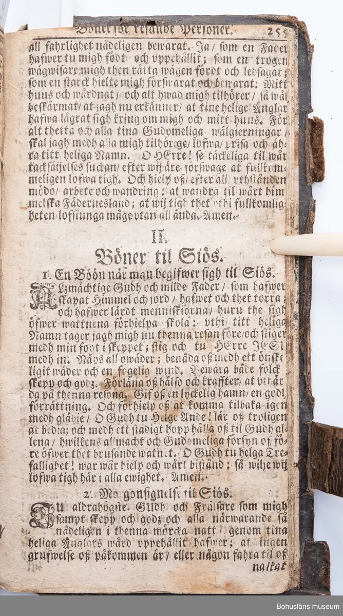 Psalmbok, frakturstil, linnelumppapper, svenska, 403 sidor samt register, duodecimo (12:o). 1695 års psalmbok, 413 psalmer. Trasig.
Samtida helfranskt skinnband med fem lätt upphöjda bind, pärmfyllnad av trä. Skinnet präglat i dekorativt mönster, liknande på fram- och baksida. Dekortivt ramverk, i övrigt heltäckande dekor med textband på mitten, oläsligt. 
Denna slags inbindning användes gärna då psalmboken skänktes som trolovningsgåva.
Rester av två bokpärmsbeslag; fragmentariska skinnband och metallspänne på det nedre. Främre pärmen lagad längs del av de båda kortsidorna med hamrat kopparband, bakre pärmen har hamrat kopparband nertill på kortsidan.
På första sidan handanteckning med uppgifter om ägare och årtalet 1735.

Psalmboken sammanbunden med evangelie- och epistelbok; Evangelia och epistler, 274 sidor.
Cib