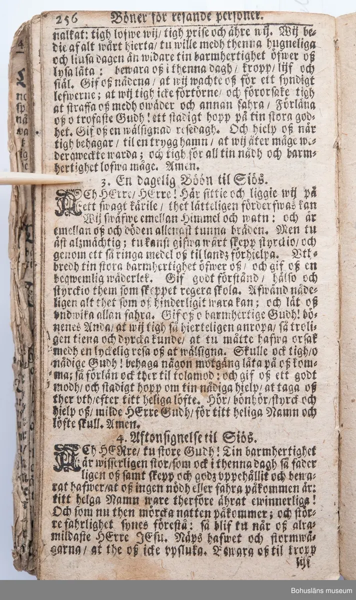 Psalmbok, frakturstil, linnelumppapper, svenska, 403 sidor samt register, duodecimo (12:o). 1695 års psalmbok, 413 psalmer. Trasig.
Samtida helfranskt skinnband med fem lätt upphöjda bind, pärmfyllnad av trä. Skinnet präglat i dekorativt mönster, liknande på fram- och baksida. Dekortivt ramverk, i övrigt heltäckande dekor med textband på mitten, oläsligt. 
Denna slags inbindning användes gärna då psalmboken skänktes som trolovningsgåva.
Rester av två bokpärmsbeslag; fragmentariska skinnband och metallspänne på det nedre. Främre pärmen lagad längs del av de båda kortsidorna med hamrat kopparband, bakre pärmen har hamrat kopparband nertill på kortsidan.
På första sidan handanteckning med uppgifter om ägare och årtalet 1735.

Psalmboken sammanbunden med evangelie- och epistelbok; Evangelia och epistler, 274 sidor.
Cib
