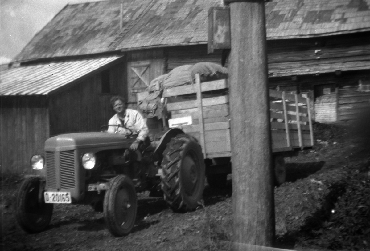 Åstad gard, Ring. Traktor Massey Fergusson, gråtass, D-20165, tilhenger, Sverre Pettersen Gnr. 365, bnr. 1-9.