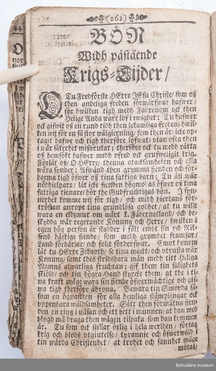 Psalmbok, frakturstil, linnelumppapper, svenska, 403 sidor samt register, duodecimo (12:o). 1695 års psalmbok, 413 psalmer. Trasig.
Samtida helfranskt skinnband med fem lätt upphöjda bind, pärmfyllnad av trä. Skinnet präglat i dekorativt mönster, liknande på fram- och baksida. Dekortivt ramverk, i övrigt heltäckande dekor med textband på mitten, oläsligt. 
Denna slags inbindning användes gärna då psalmboken skänktes som trolovningsgåva.
Rester av två bokpärmsbeslag; fragmentariska skinnband och metallspänne på det nedre. Främre pärmen lagad längs del av de båda kortsidorna med hamrat kopparband, bakre pärmen har hamrat kopparband nertill på kortsidan.
På första sidan handanteckning med uppgifter om ägare och årtalet 1735.

Psalmboken sammanbunden med evangelie- och epistelbok; Evangelia och epistler, 274 sidor.
Cib