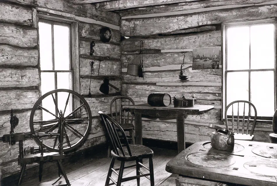 Interiør av Kindredhuset. Stoler, bord og en rokk.